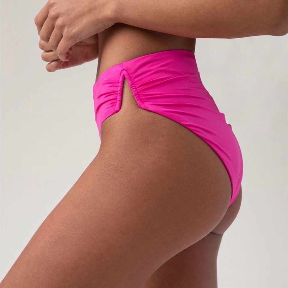 Trina Turk Monaco Solids Rose Pink High Waist Swim Bottom New with Tags
Size 8.